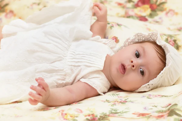 Meisje van de baby in hoed — Stockfoto