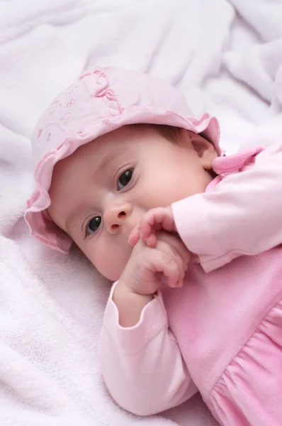 Bébé fille en chapeau rose — Photo