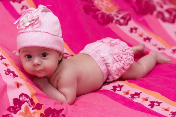 Niña en sombrero rosa — Foto de Stock