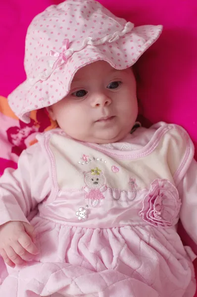 Дитяча дівчинка в рожевому капелюсі — стокове фото