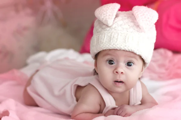 Meisje van de baby in roze hoed — Stockfoto