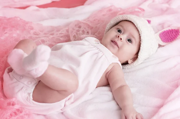 분홍색 모자에 있는 여자 아기 — 스톡 사진