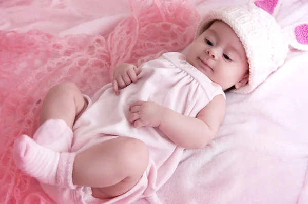 Baby Mädchen mit rosa Hut — Stockfoto