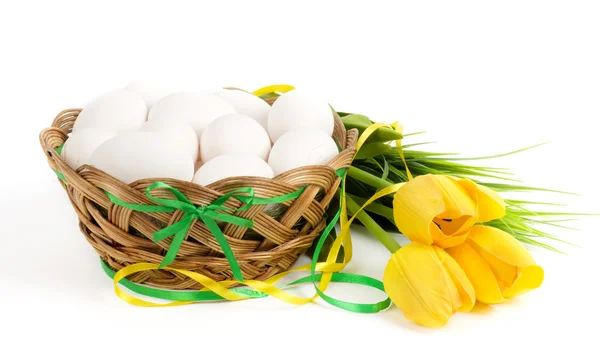 Ovos de Páscoa com flores — Fotografia de Stock