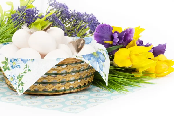 Uova di Pasqua con fiori — Foto Stock