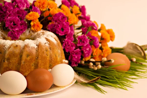 Uova di Pasqua con torta — Foto Stock