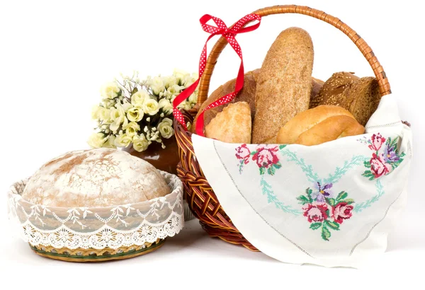 Panier en osier avec pain et petits pains — Photo