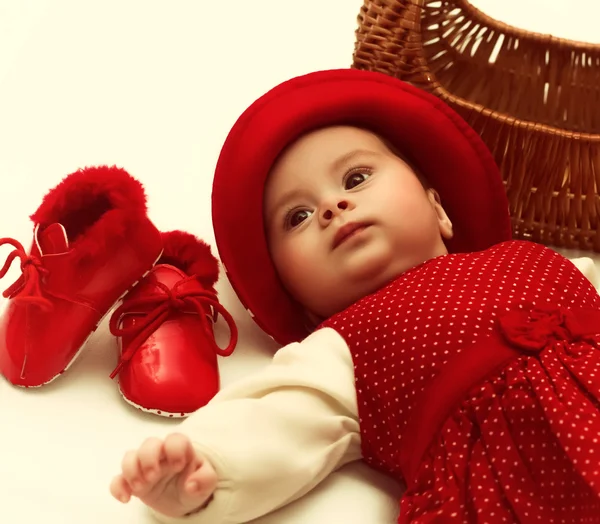 Bambina con cesto — Foto Stock