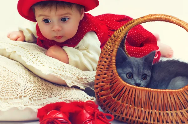 Bébé fille avec chat — Photo