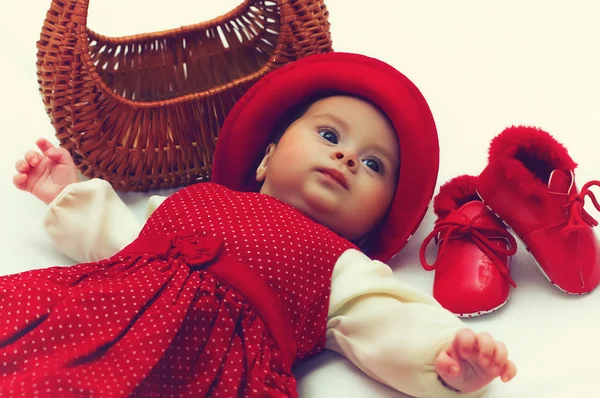 Bébé fille avec panier — Photo