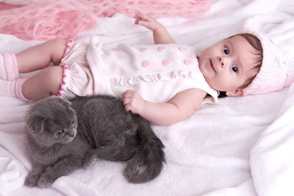 Meisje van de baby met kat — Stockfoto