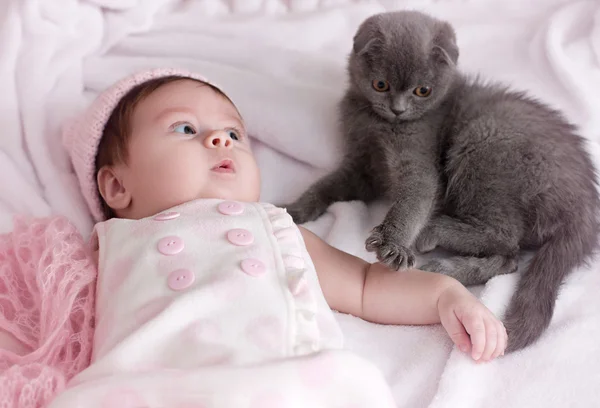 Bébé fille avec chat — Photo