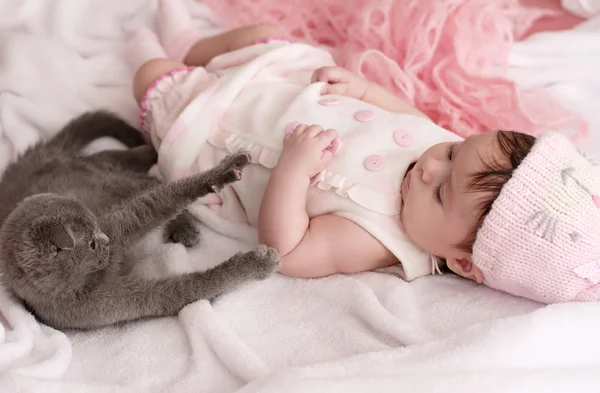 Kislány cicával — Stock Fotó