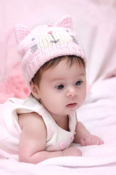 Pembe şapkalı kız bebek — Stok fotoğraf
