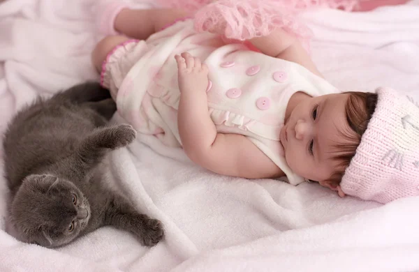 Bambina con gatto — Foto Stock