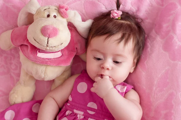 Bebé niña con juguete —  Fotos de Stock