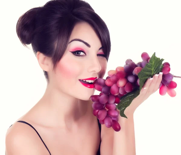 Kadın kırmızı üzüm ile — Stok fotoğraf