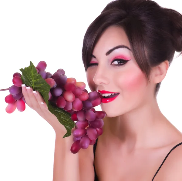 Mulher com uva vermelha — Fotografia de Stock