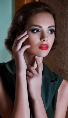 makyaj ile esmer kadın