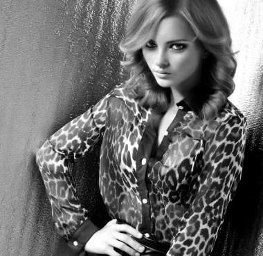 leopar giysili kadın