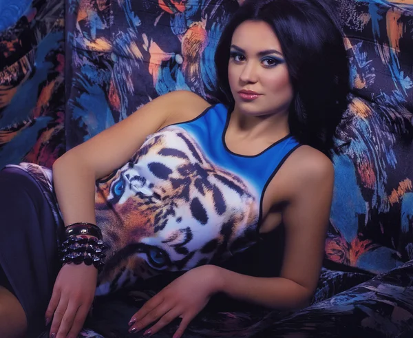 Jonge vrouw in tijger t-shirt — Stockfoto