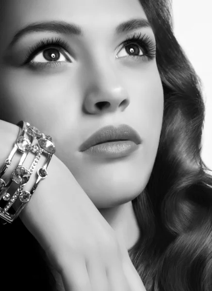 Mulher em pulseira de jóias — Fotografia de Stock