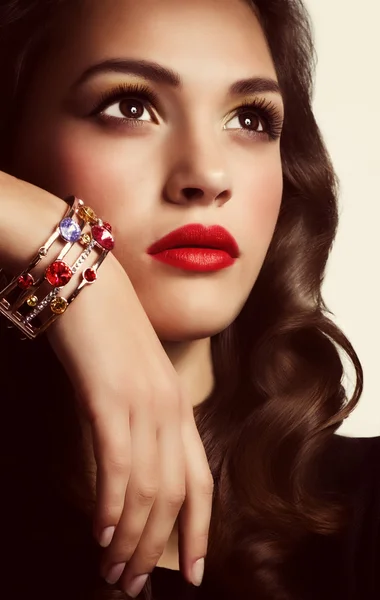 Kvinna i smycken armband — Stockfoto