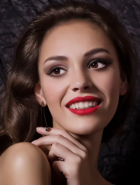 Mujer en pendientes de joyería —  Fotos de Stock