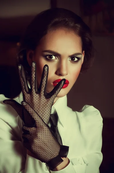 Mujer con guantes retro — Foto de Stock