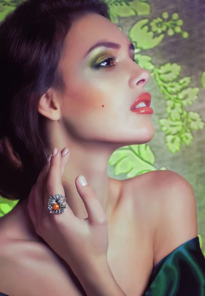 Mujer en anillo de joyería — Foto de Stock