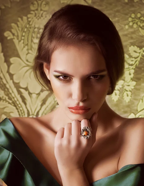 Mujer en anillo de joyería — Foto de Stock