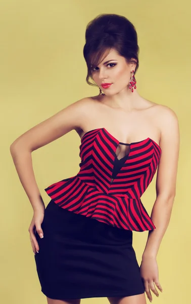 Modefrau in roter Bluse — Stockfoto