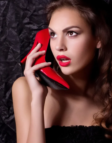 Mulher imita telefone com calcanhar — Fotografia de Stock