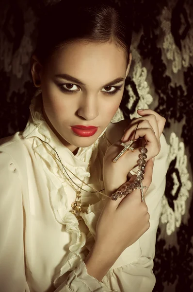 Mujer con collar de joyas —  Fotos de Stock