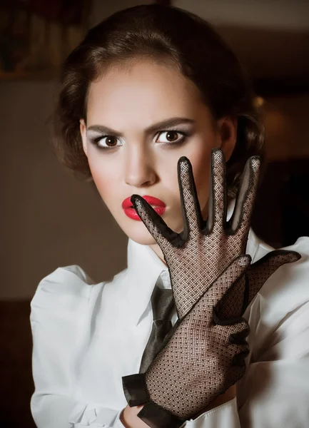 Femme portant des gants rétro — Photo