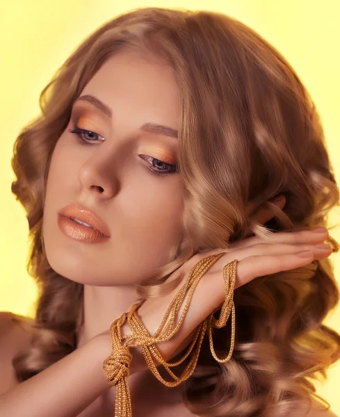 Sarışın bir kadın mücevher süslemeli — Stok fotoğraf