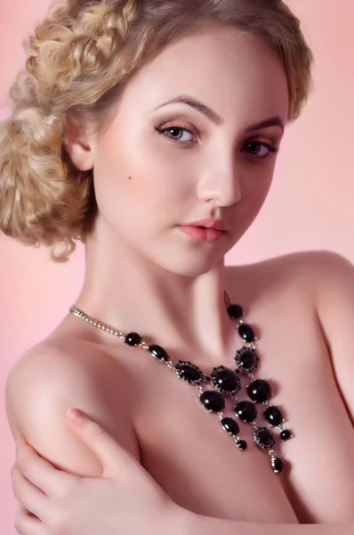 Mujer con collar de joyas — Foto de Stock