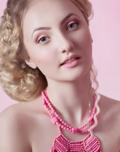 Žena s šperky náhrdelník — Stock fotografie