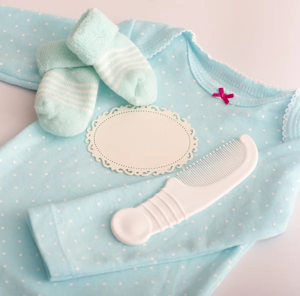 Bebé niña ropa colorida con tarjeta de añadir — Foto de Stock