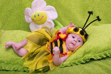 Tatlım bee bebek yeşil zemin üzerine