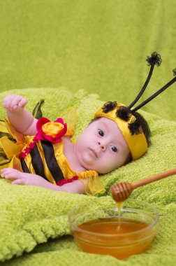 Tatlım bee bebek yeşil zemin üzerine