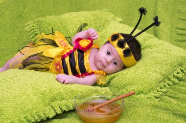 Tatlım bee bebek yeşil zemin üzerine