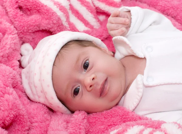 Mooie babymeisje op roze achtergrond — Stockfoto