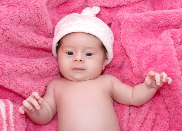 Mooie babymeisje op roze achtergrond — Stockfoto