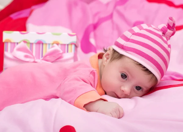 Bella bambina su sfondo rosa — Foto Stock