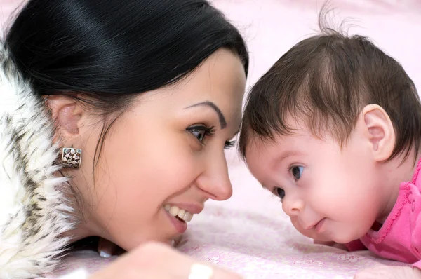 Νεαρή ευτυχισμένη μητέρα με μωρό — Stock fotografie
