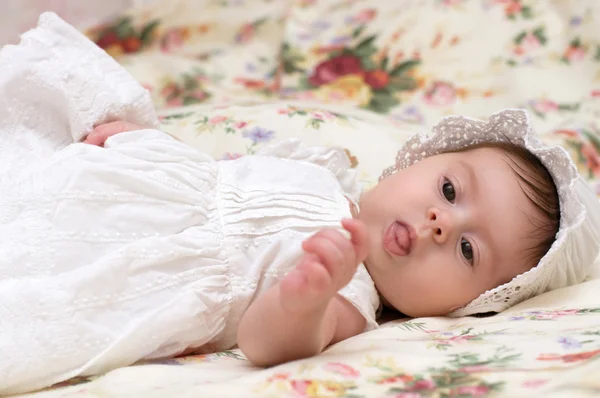 Linda niña en vestido y sombrero —  Fotos de Stock