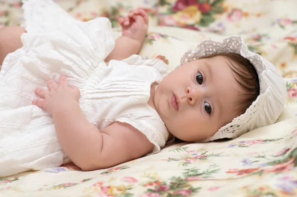 Niedliches kleines Mädchen in Kleid und Hut — Stockfoto