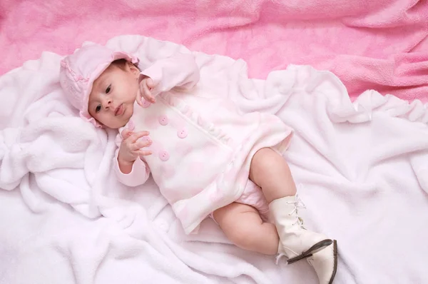 Menina bonito em vestido e chapéu — Fotografia de Stock