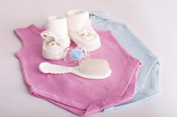 Bebé niña ropa colorida con botas de bebé — Foto de Stock